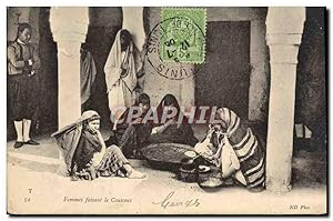 Carte Postale Ancienne Femmes Faisant Le Couscous