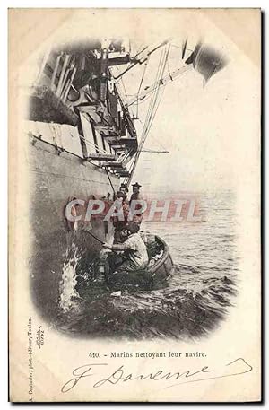 Image du vendeur pour Carte Postale Ancienne Bateau de guerre Marins nettoyant leur navire mis en vente par CPAPHIL