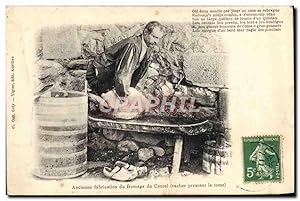 Carte Postale Ancienne Ancienne fabrication de fromage du Cantal vacher pressant la tome Folklore...