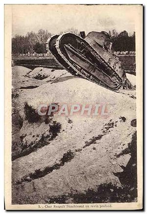 Bild des Verkufers fr Carte Postale Ancienne Militaria Tank Char Renault franchissant un ravin profond zum Verkauf von CPAPHIL