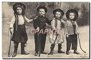 Image du vendeur pour Carte Postale Ancienne Folklore Jeunes Bretons Enfants mis en vente par CPAPHIL