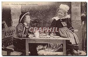 Image du vendeur pour Carte Postale Ancienne Folklore Enfants bretons La dinette mis en vente par CPAPHIL