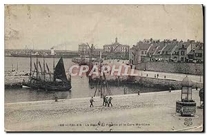 Carte Postale Ancienne Calais Le Bassin du Palais et la Gare Maritime Bateaux