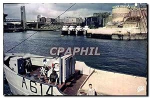 Carte Postale Moderne Brest Le Pont de Recouvrance Patrouilleurs a Quai Bateaux