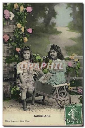 Image du vendeur pour Carte Postale Ancienne Fantaisie Enfants Jardinage mis en vente par CPAPHIL