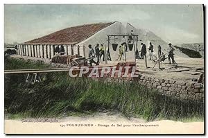 Carte Postale Ancienne Pos sur mer Pesage du sel pour l'embarquement