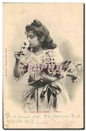 Bild des Verkufers fr Carte Postale Ancienne Fantaisie Enfant Les cinq sens l'odorat zum Verkauf von CPAPHIL