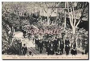 Carte Postale Ancienne Toulon Funerailles des victimes de la Liberté Marins portant les couronnes