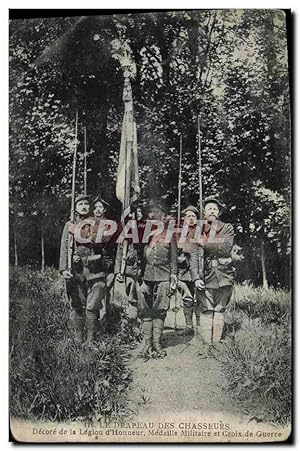 Image du vendeur pour Carte Postale Ancienne Militaria Chasseurs alpins Le drapeau des Chasseurs Decore de la legion d'honneur Medaille militaire et Croix de guerre mis en vente par CPAPHIL