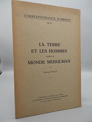 Bild des Verkufers fr La Terre et les Hommes dans le Monde Musulman. zum Verkauf von ROBIN SUMMERS BOOKS LTD