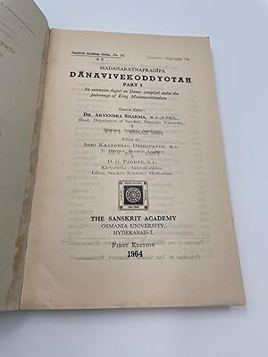 Bild des Verkufers fr Danavivekoddyotah, Part I: An extensive digest on Danas compiled under the patronage of King Madanasimhadeva. zum Verkauf von ROBIN SUMMERS BOOKS LTD