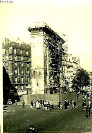 Seller image for Une photographie originale, en noir et blanc, d'une "porte architecturale" en restauration, en centre-ville for sale by Le-Livre