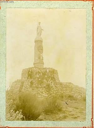 Seller image for Une photographie originale ancienne en noir et blanc, d'un groupe de 13 hommes au pied d'une statue de Sainte. for sale by Le-Livre