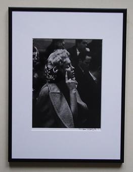 Marilyn Monroe aufmerksam zuhörend. Späterer Silbergelatineabzug.