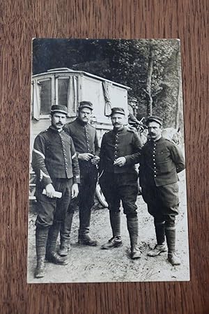 CPA Photo Groupe soldats militaires lettre Poilus 1915 voiture à cheval guerre