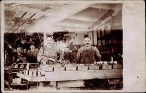 Foto Ansichtskarte / Postkarte Männer in einer Fabrik