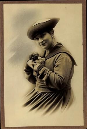 Foto Ansichtskarte / Postkarte Portrait einer Frau, Hut, Blumen