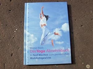 Bild des Verkufers fr Das Yoga-Abnehmbuch. In fnf Wochen zum persnlichen Wohlfhlgewicht. zum Verkauf von Versandantiquariat Abendstunde