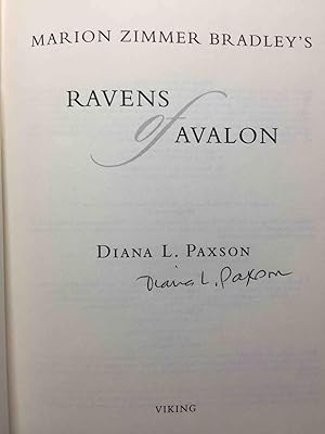 Immagine del venditore per Marion Zimmer Bradley's RAVENS OF AVALON. venduto da Bookfever, IOBA  (Volk & Iiams)