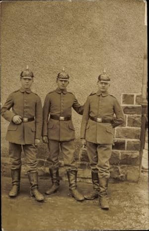 Image du vendeur pour Foto Ansichtskarte / Postkarte Deutsche Soldaten in Uniformen, Pickelhauben mis en vente par akpool GmbH