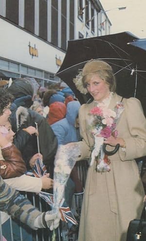 Princess Diana Shopping In London St Davids Rain Royal Wedding 1982 Postcard