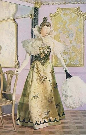 Victorian and Edwardian Fashion: A Photographic Survey (Dover Fashion and  Costumes): Gernsheim, Alison: 9780486242057: : Books