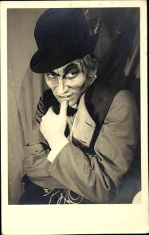 Foto Ansichtskarte / Postkarte Portrait von einem Mann im Kostüm, Theaterschauspieler