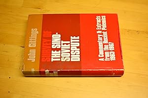 Bild des Verkufers fr Survey of the Sino-Soviet Dispute: Commentary and Extracts from the Recent Polemics, 1963-67 (R.I.I.A.) zum Verkauf von HALCYON BOOKS