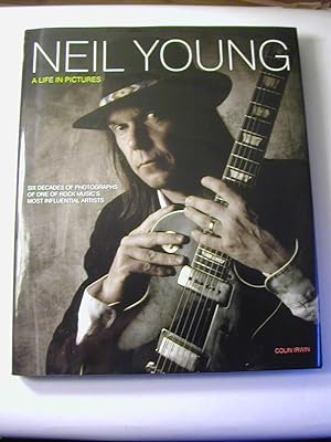 Imagen del vendedor de Neil Young : a life in pictures a la venta por Antiquariat Fuchseck