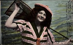 Ansichtskarte / Postkarte Portrait einer jungen Frau, Fischerin, Kescher, Badeanzug