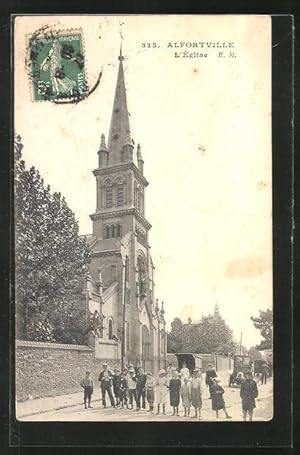 Carte postale Alfortville, L'Eglise, vue partielle avec des enfants vor der l'Église