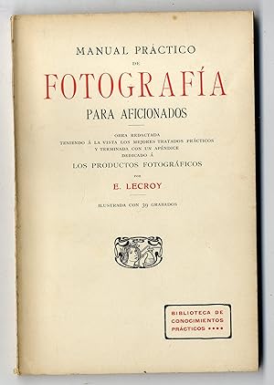 Immagine del venditore per Manual prctico de fotografa para aficionados. Obra redactada teniendo  la vista los mejores tratados prcticos y terminada con un apndice dedicado  los productos fotogrficos. venduto da Llibreria Antiquria Delstres