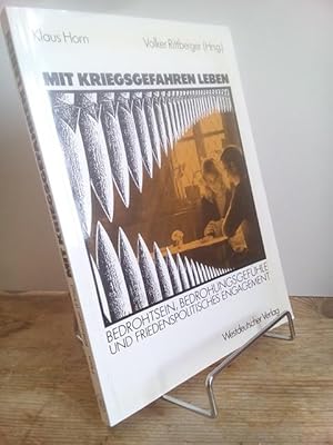 Seller image for Mit Kriegsgefahren leben : Bedrohtsein, Bedrohungsgefhle und friedenspolitisches Engagement. for sale by Antiquariat frANTHROPOSOPHIE Ruth Jger