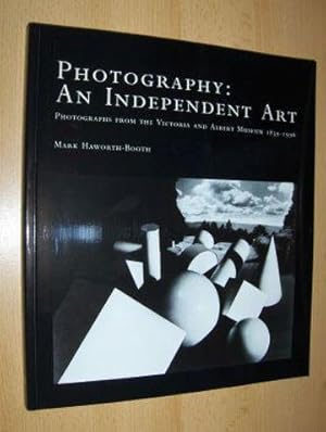 Seller image for PHOTOGRAPHY : AN INDEPENDENT ART. PHOTOGRAPHS FROM THE VICTORIA AND ALBERT MUSEUM 1839-1996 (Photography from the 19th and 20th Century). for sale by Antiquariat am Ungererbad-Wilfrid Robin