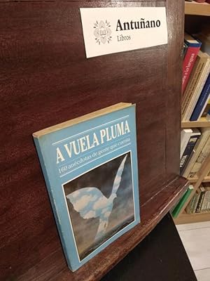 Immagine del venditore per A vuela pluma. 160 ancdotas de gente que cuenta venduto da Libros Antuano