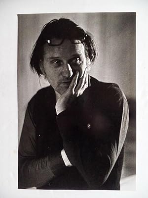 Gerhard Kurt Müller. Schwarz-weiss Portrait-Atelier-Fotografie, 39 x 26 cm, um 1980. Verso Fotogr...