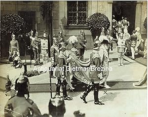 Orig.-Foto: Würdenträger mit Gefolge.