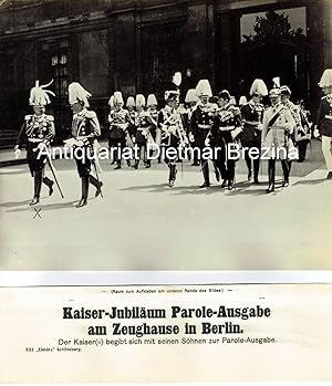 Orig.-Foto: Kaiser-Jubiläum Parole Ausgabe am Zeughause in Berlin. Der Kaiser begibt sich mit sei...