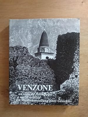 Bild des Verkufers fr Venzone : Un volta da ricomporre / A World Recalled / Die Wiederherstellung eines Gesichtes zum Verkauf von Antiquariat Birgit Gerl