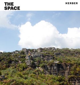 Bild des Verkufers fr The Space Between Us zum Verkauf von NEPO UG