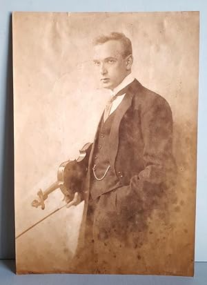 Seller image for Joseph Szigeti - orig. Vintage (15,5x22,5 cm), signiert mit Widmung an die Philharmonische Gesellschaft Hamburg, 1916 + Yehudi Menuhin: The Violin for sale by Verlag IL Kunst, Literatur & Antiquariat