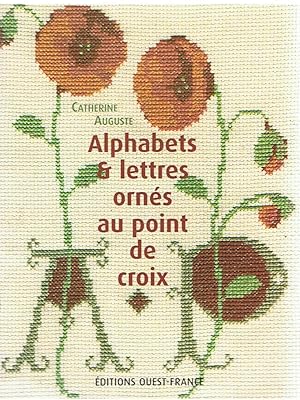 Alphabets et lettres ornés au point de croix