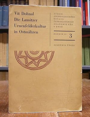 Die Lausitzer Urnenfelderkultur in Ostmähren. Mit zahlreichen Abbildungen auf Tafeln.