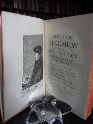 Imagen del vendedor de Morias Encomion (griech.) sive stultitiae las des Erasmi Rot. declamatio. Cum commentariis Gerardi Listrii, ineditis Oswaldi Molitoris, et figuris Johannis Holbenii. Denuo typis mandavit Guil. Gottl. Beckerus. a la venta por Antiquariat Seidel & Richter