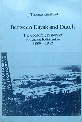 Bild des Verkufers fr Between Dayak and Dutch: The Economic History of Southeast Kalimantan, 1880-1942. zum Verkauf von Frans Melk Antiquariaat