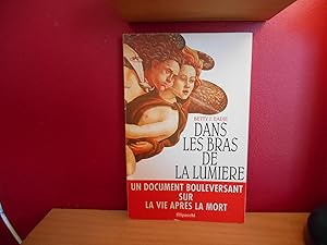 Seller image for DANS LES BRAS DE LA LUMIERE, UN DOCUMENT BOULEVERSANT SUR LA VIE APRES LA MORT for sale by La Bouquinerie  Dd