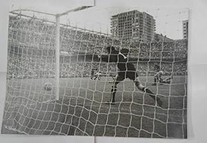 FOTOGRAFÍA LITOGRÁFICA 21 DE JUNIO 1964.- MARCELINO CONSIGUE EL GOL DEL TRIUNFO SOBRE RUSIA. TDKP1