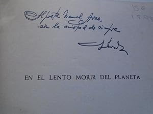 Bild des Verkufers fr En el Lento Morir del Planeta. (Dedicatoria autgrafa) zum Verkauf von Carmichael Alonso Libros