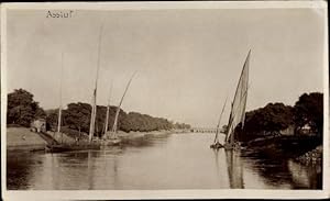 Bild des Verkufers fr Foto Ansichtskarte / Postkarte Assiut gypten, Flusspartie, Segelboote zum Verkauf von akpool GmbH