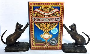 Bild des Verkufers fr THE INVENTION OF HUGO CABRET; A Novel in Words and Pictures by Brian Selznick zum Verkauf von Borg Antiquarian